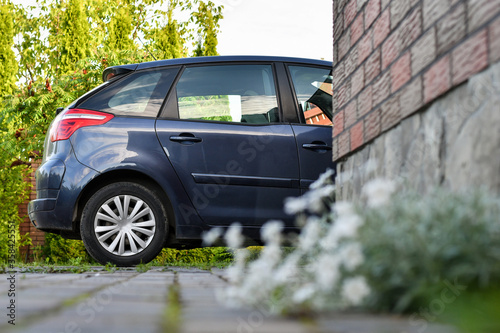 Foto Back part of a car parked near the garage on the background of garden