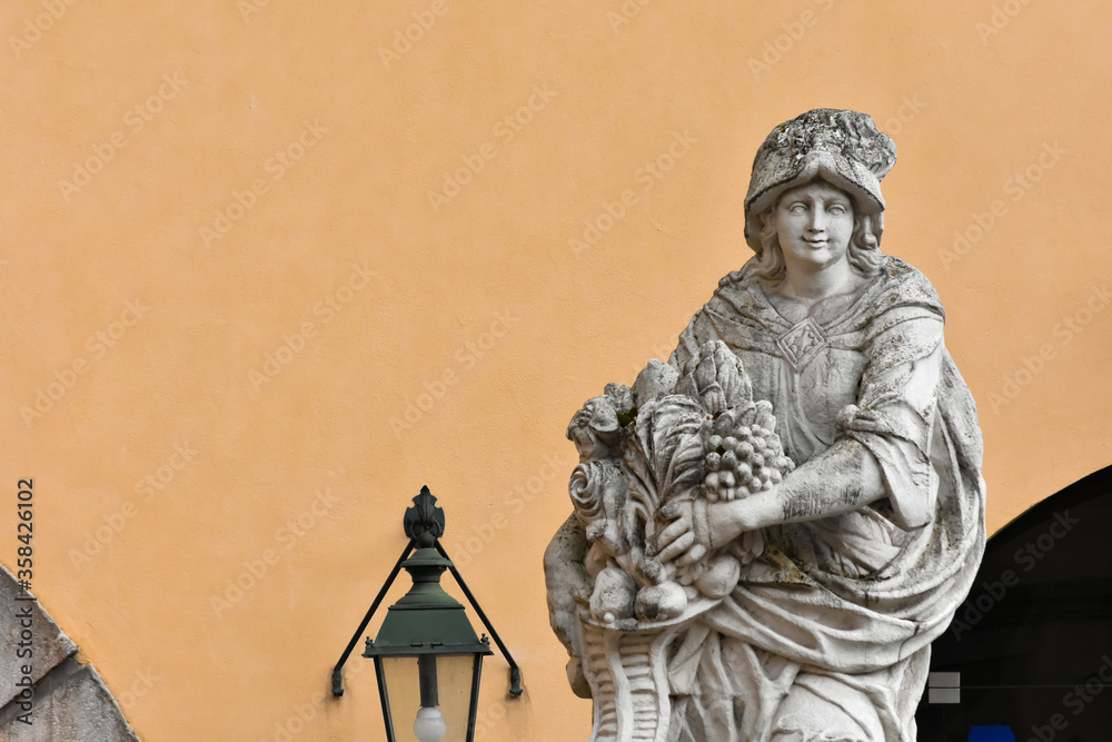 Fototapeta premium statue of woman