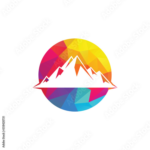 Mountain logo vector. Snow mountain  illustrations design. 
