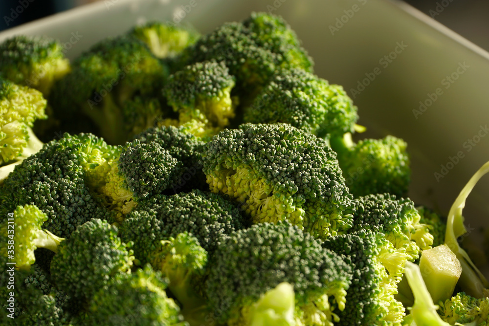 raw broccoli in a baking bowl - close up photography raw broccoli in a baking bowl - close up photography