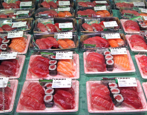 Фотография Fresh tuna and salmon sushi and sashimi in Tsukiji fish market in Tokyo, Japan