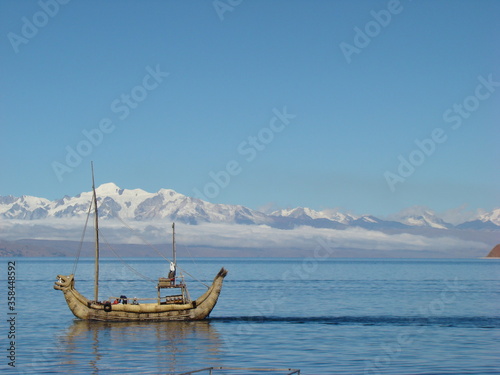 Schilfboot auf dem Titicacasee bei der Mondinsel (Bolivien)