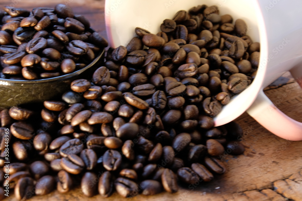 Fototapeta premium close up coffee beans and macro coffee beans on wood table 