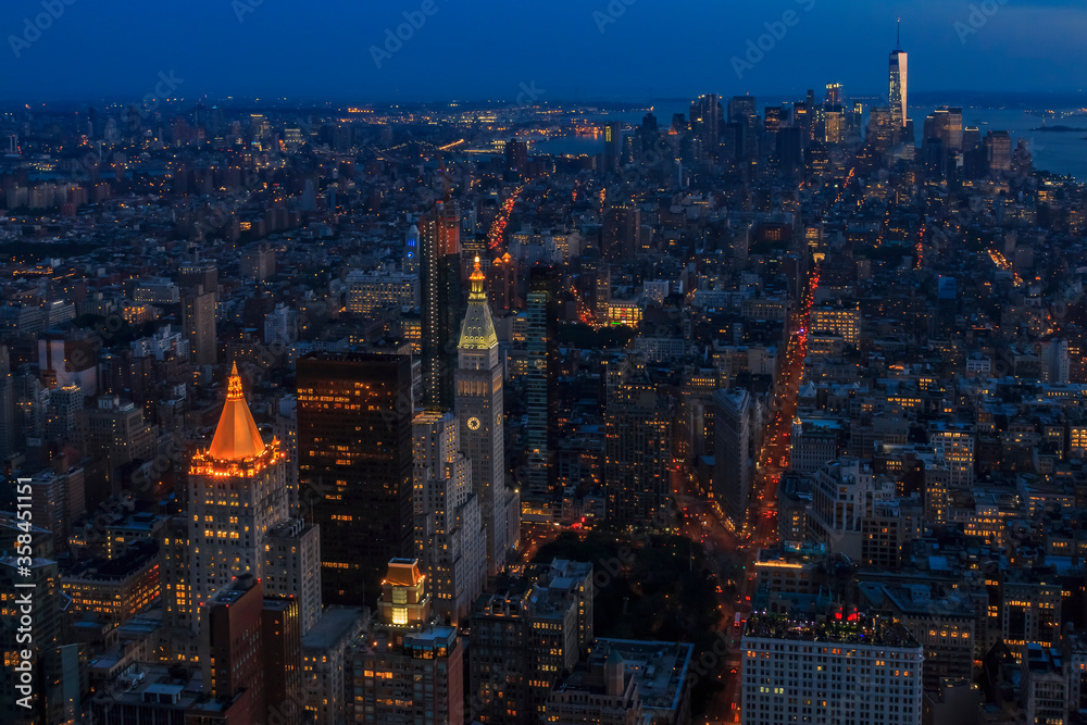 Naklejka premium Widok na panoramę Nowego Jorku i dolnego Manhattanu z wieżowcem One World Trade Center o zachodzie słońca