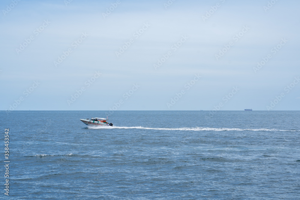 Obraz premium One island in the middle of the sea which is a tourist attraction of Thailand