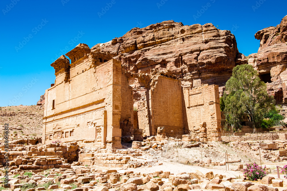 Fototapeta premium It's Ancient temple in Petra (Rose City), Jordan. The city of Petra was lost for over 1000 years. Now one of the Seven Wonders of the Word