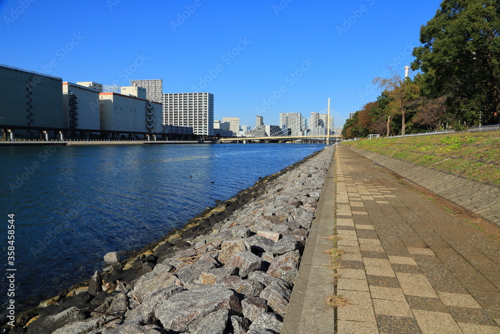 京浜運河沿いに続く緑の遊歩道