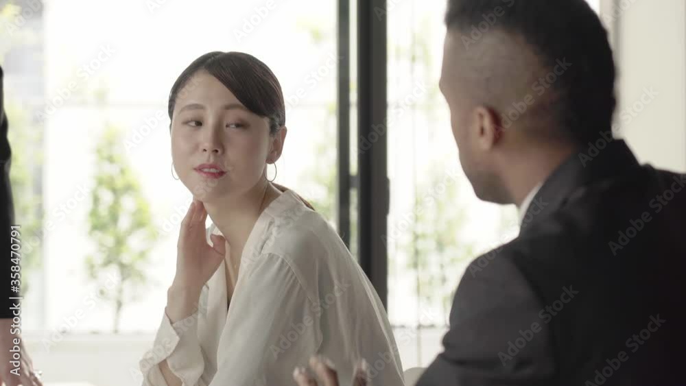 グローバルビジネス　会議するビジネスマン