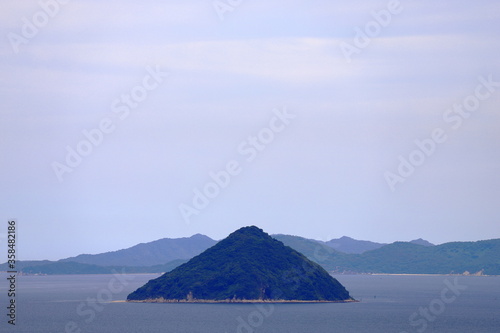 海にある小さな島 © HIDEKAZU