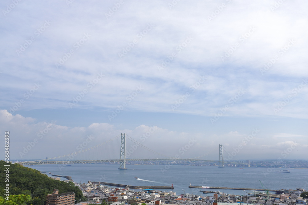 Obraz premium 明石海峡大橋と淡路島の港町