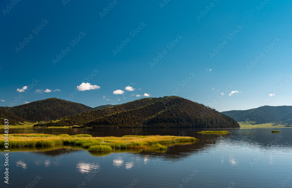 Obraz premium lake and mountains in Yunnan pudacuo natinal park