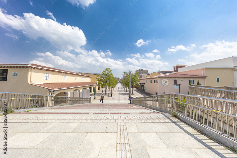 新型コロナウイルス禍で閑散とした人通り