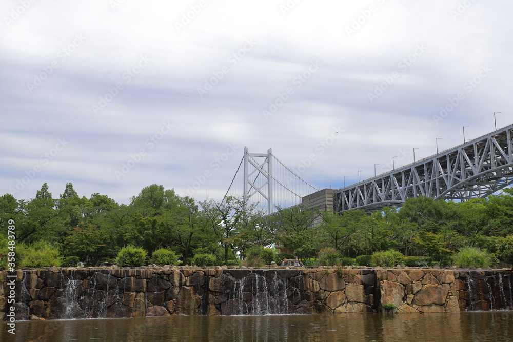Fototapeta premium 吊り橋が見える公園