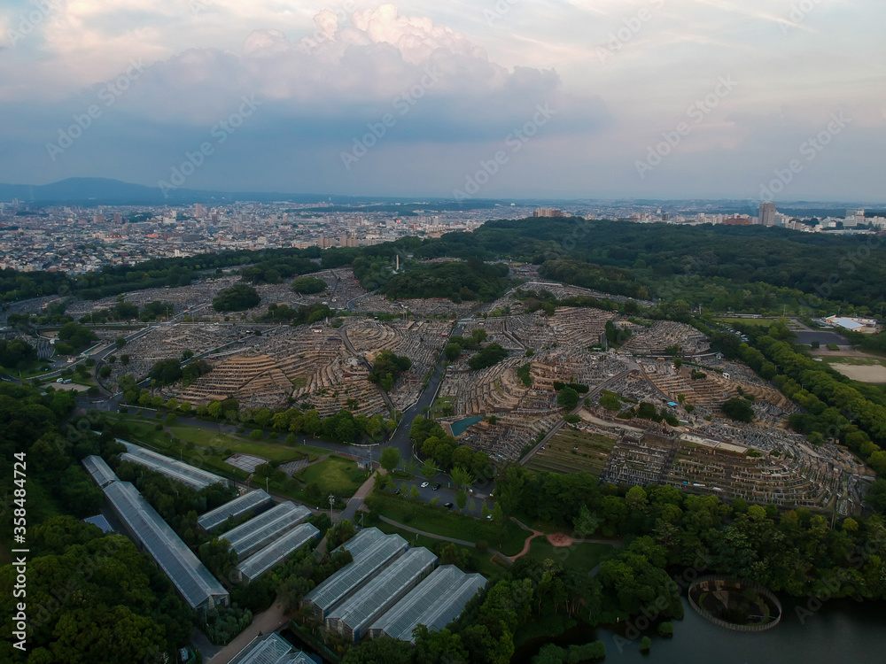 ドローンで空撮した夕方の名古屋平和公園の墓地の風景