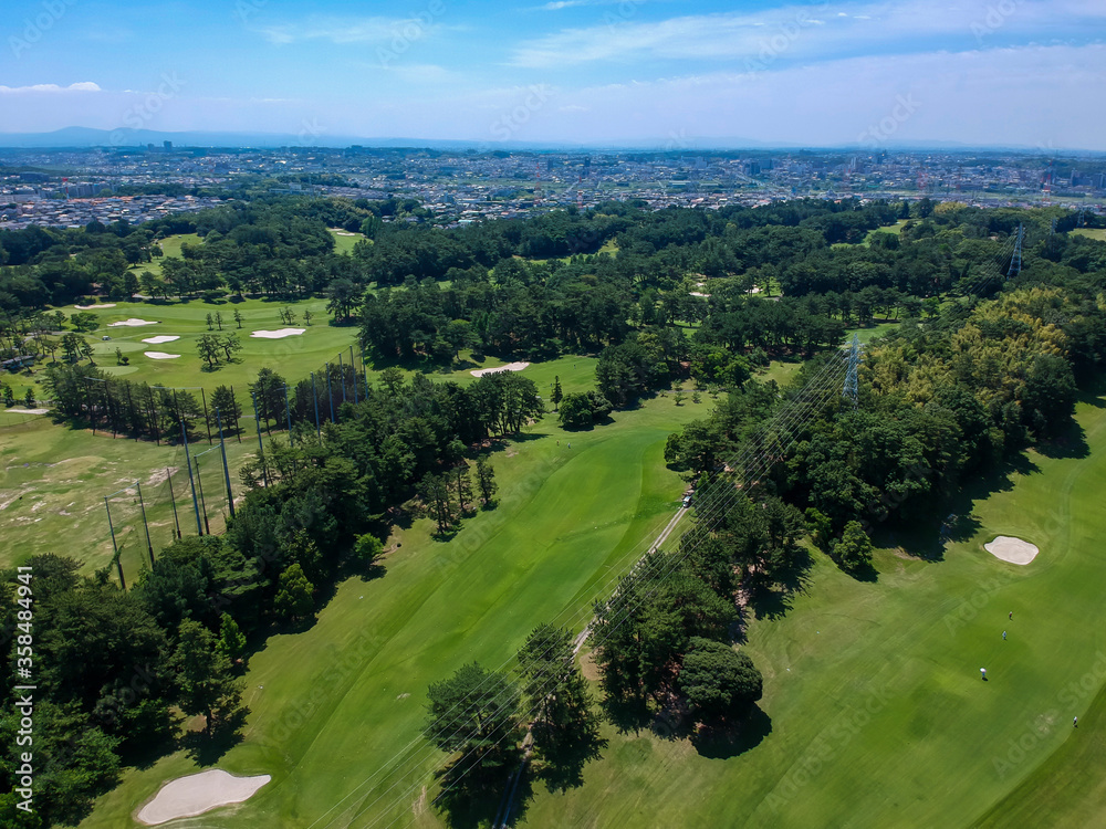 ドローンで空撮した夏のゴルフ場の風景