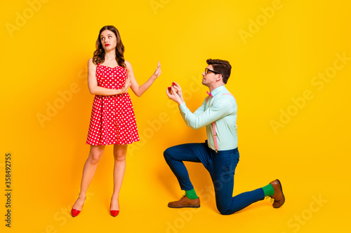 Fotografie Full length photo of frustrated girl reject guy give her jewelry ring propose ma