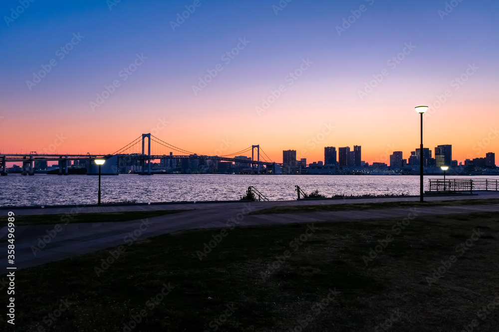 Obraz premium 東京 夕暮れの豊洲ぐるりパークとレインボーブリッジ