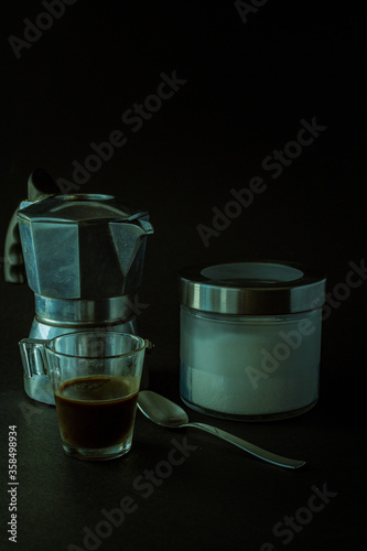 taza de cafe con moka cafetera tradicional italiana y azucarera