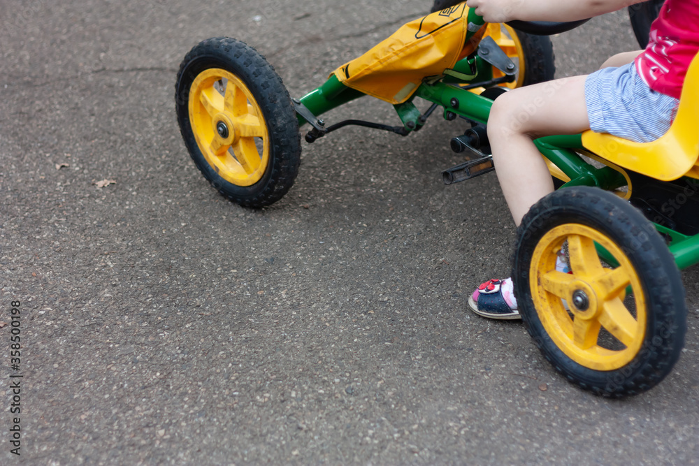 Fototapeta premium little girl on the car