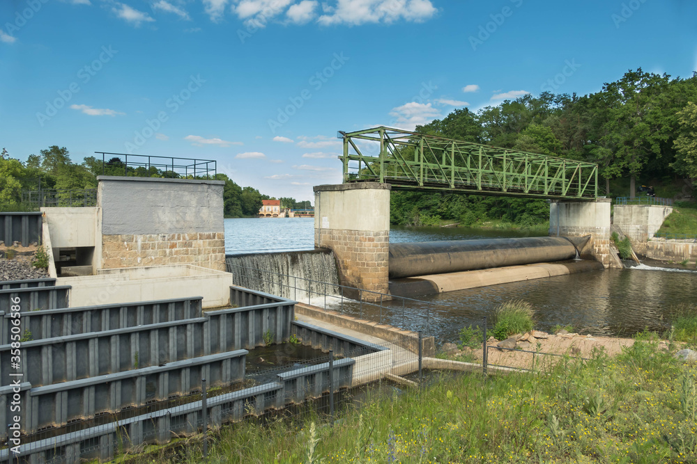 Elektrownia wodna na rzece Bóbr w mieście Żagań.
