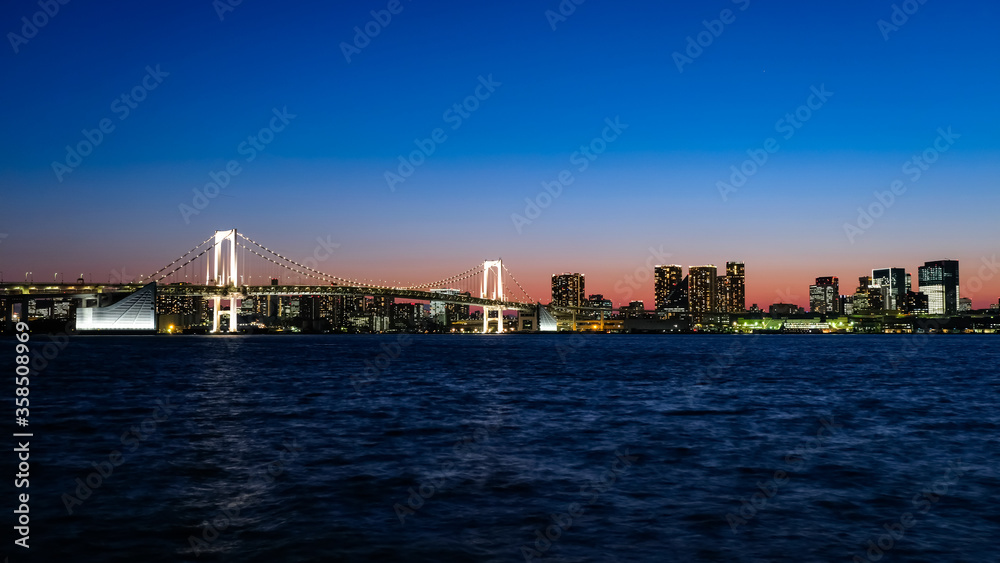 東京 豊洲ぐるりパークから見るレインボーブリッジの夜景