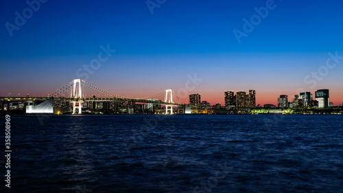 東京 豊洲ぐるりパークから見るレインボーブリッジの夜景 © 健太 上田