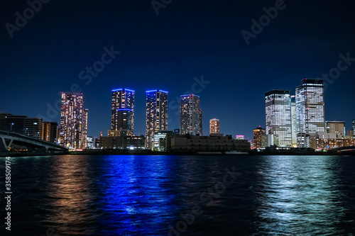 東京 晴海の高層マンション群 夜景 © 健太 上田