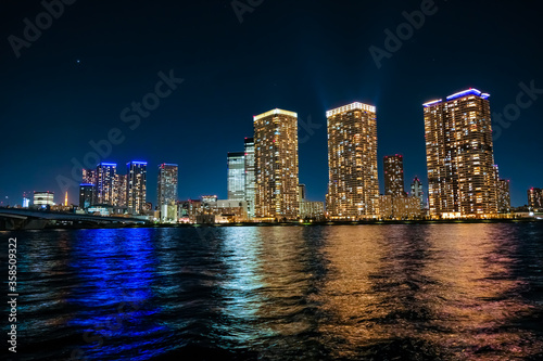 東京 晴海の高層マンション群 夜景