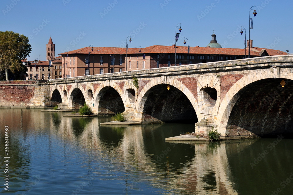 France, Haute Garonne, Toulouse, le Pont Neuf enjambe la Garonne, il a résisté aux inondations grâce à des piles de pont ouvertes de dégueuloirs et protégées par des crêtes.