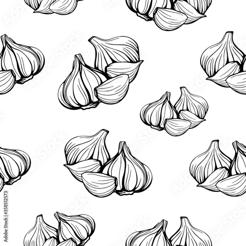  seamless pattern of garlic on a white background.A simple pattern of garlic. vector illustration in the Doodle style