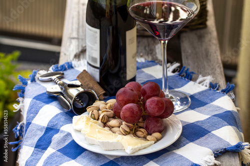 Relaksowy połudzień. Czerwone wino z winogron, sera i pistacji. 