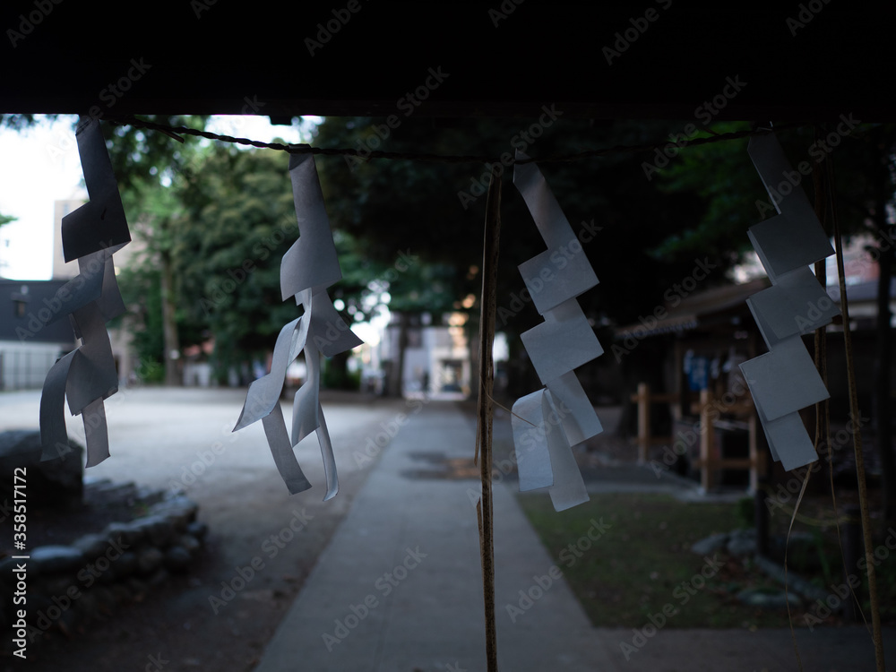 夕暮れの風に揺れる神社の紙垂