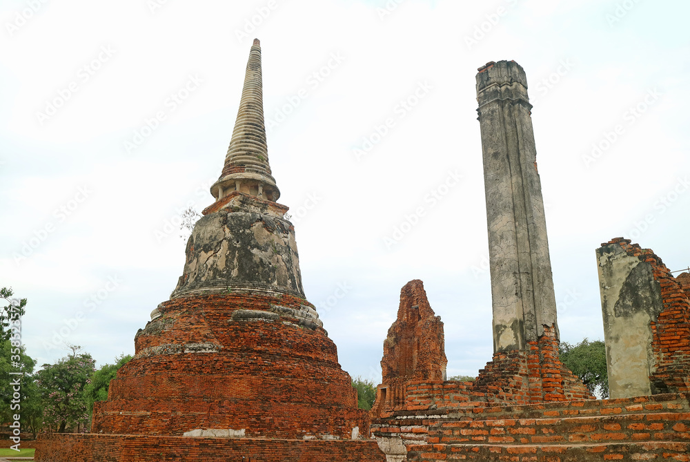 Fototapeta premium Stunning Medieval Stupa(Chidi) in Wat Mahathat Temple Ruins, Ayutthaya Historical Park, Thailand