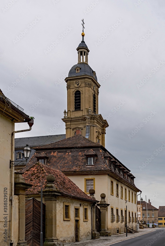 St. Mauritiuskirche und altes Pfarrhaus in Wiesentheid in Unterfranken, Bayern, Deutschland