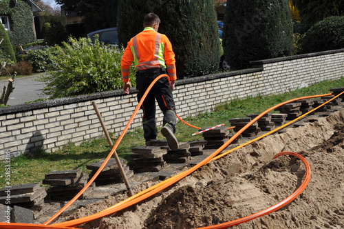 Fotografie Netzausbau, auf der Baustelle wird Glasfaserkabel verlegt, für schnelleres Internet