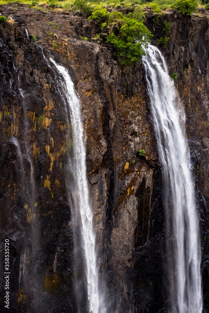 Obraz premium It's Scenic view of the Victoria Falls, Zambezi River, Zimbabwe and Zambia