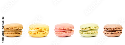 Diferentes macarons sabrosos sobre fondo blanco liso y aislado. Vista de frente y de cerca. Copy space. Formato panorámico