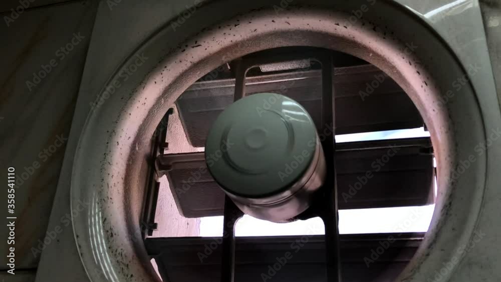 Dirty fan spinning around Dirty fan spinning around