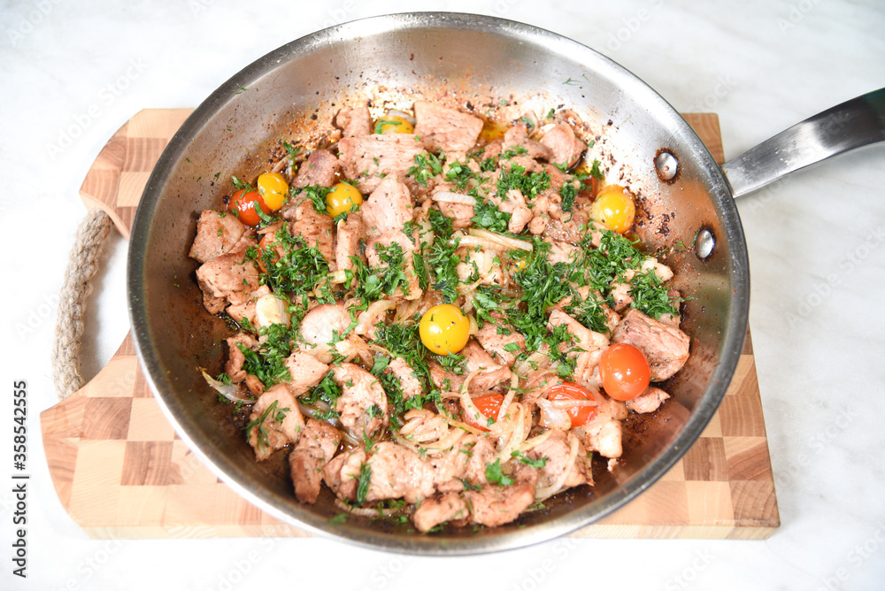 Pan-fried meat with onions and tomatoes Pan-fried meat with onions and tomatoes