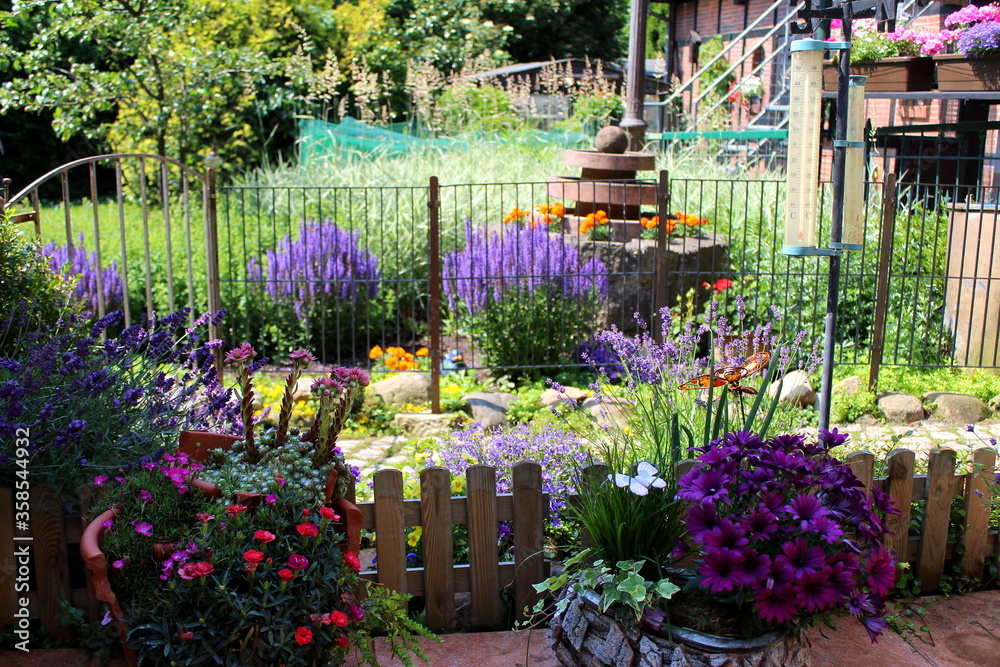 Obraz premium garden, blume, blume, haus, pflanze, sommer, green, natur, patio, pflanze, schön, strasse, landschaft, gartenarbeit, tür, zuhause, frühling, bunt, wand, weiß, baum, holzzaun, topf, floral