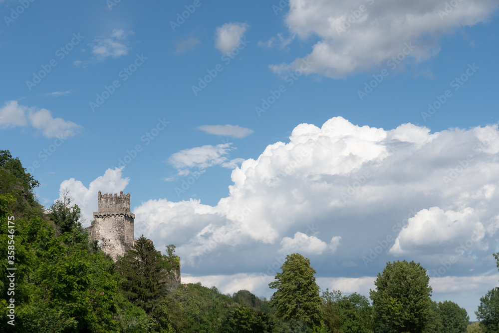 Alte Burg im Wolkenhimmel