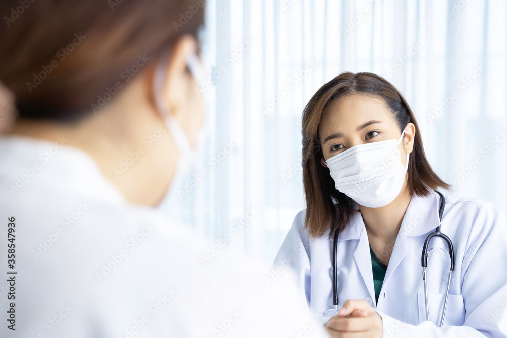 The doctor asks about the symptoms of patients in the examination room. The doctor asks about the symptoms of patients in the examination room.