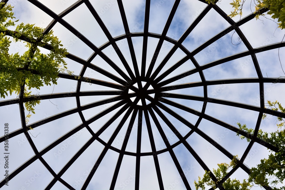 Estructura de una cúpula de acero en un parque
