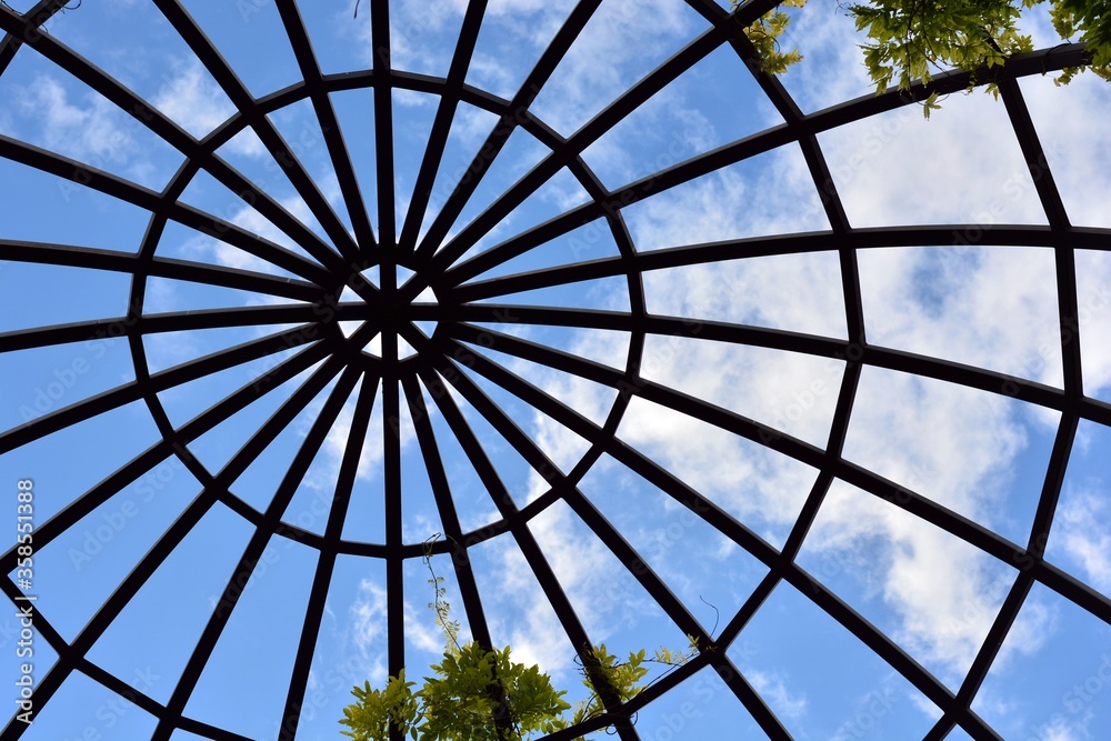 Estructura de una cúpula de acero en un parque