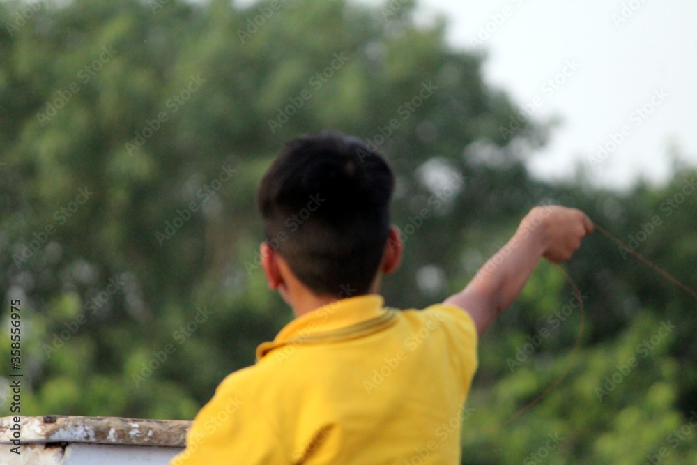 Naklejka premium a children is trying to flying a kite but their kite is not flying
