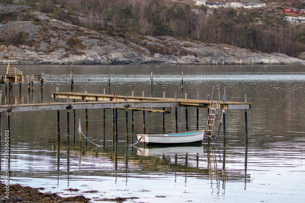 Obraz premium a boat tied to a bridge in calm sea
