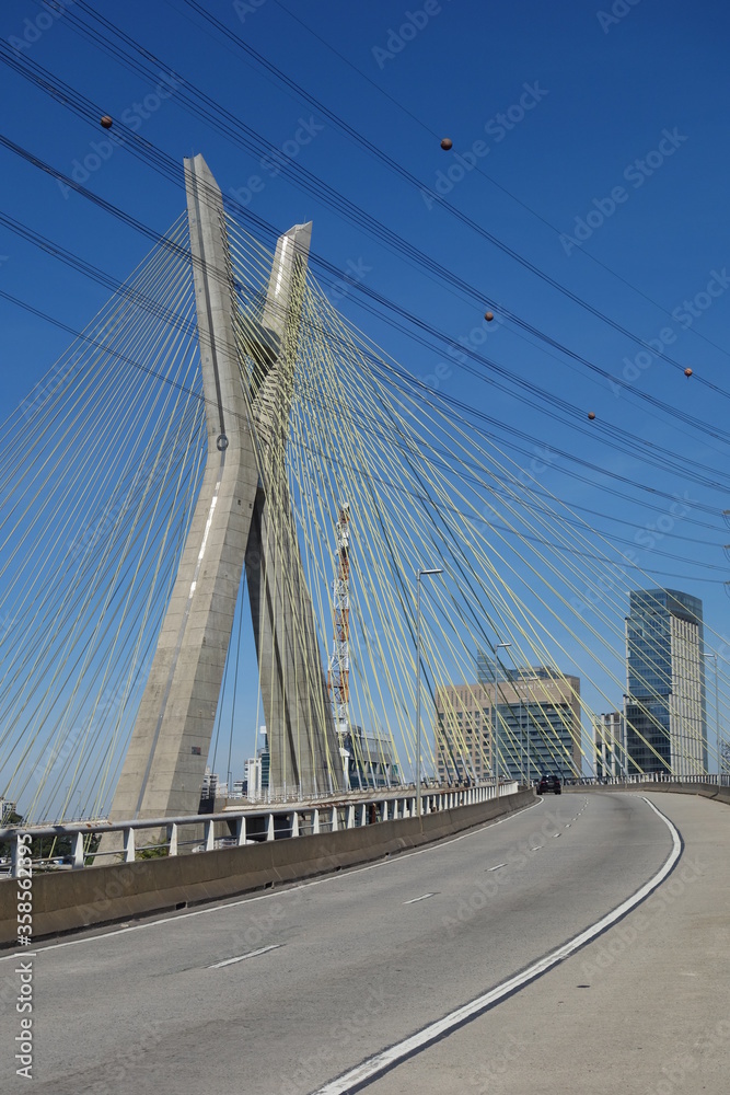 Obraz premium Sao Paulo/Brazil: cable-stayed bridge, cityscape. 'ponte estaiada'