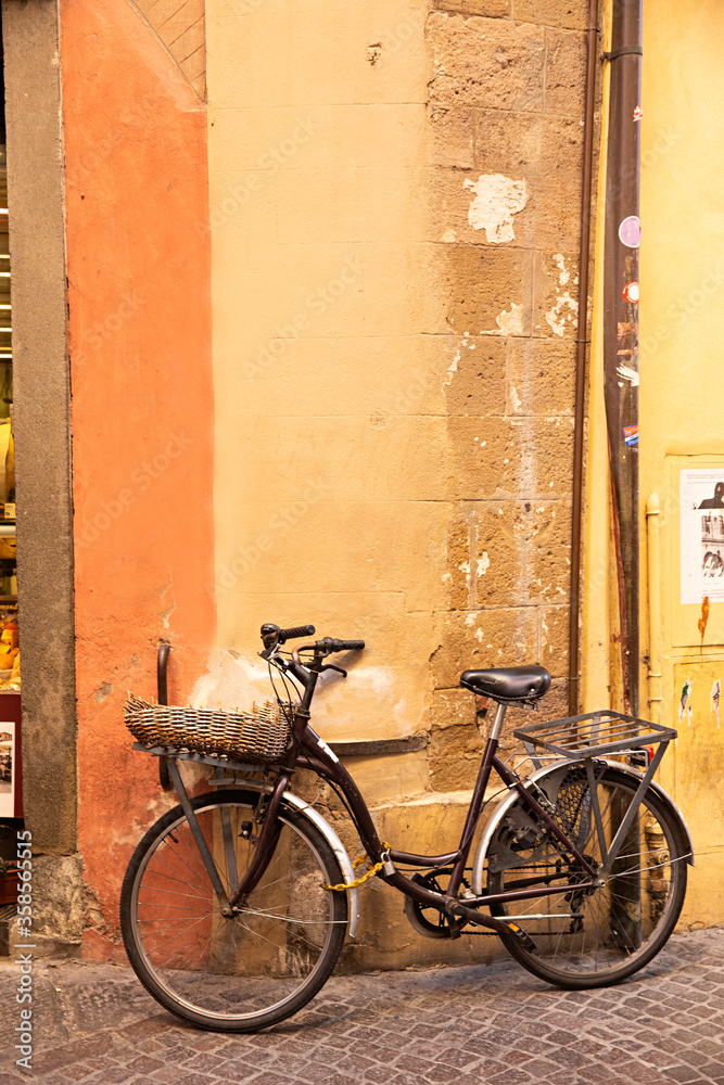 Bicicleta antigua aparcada en la calle.