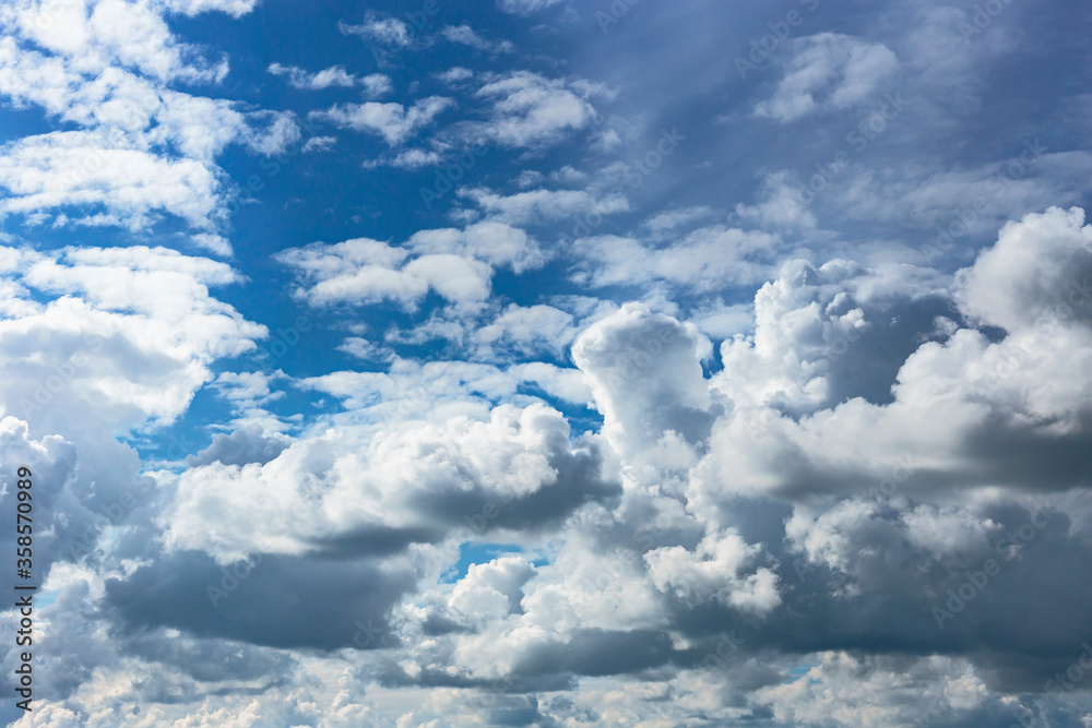 Fototapeta premium blue sky with white cumulus clouds as a natural background