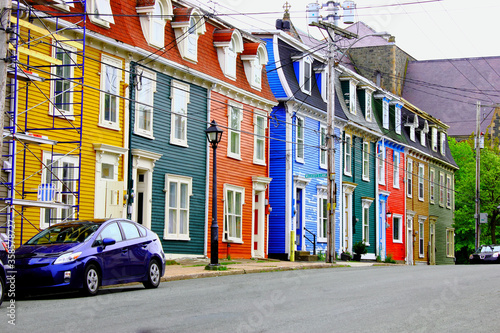 Foto A row of the famous jelly bean houses on a street in the old town of St